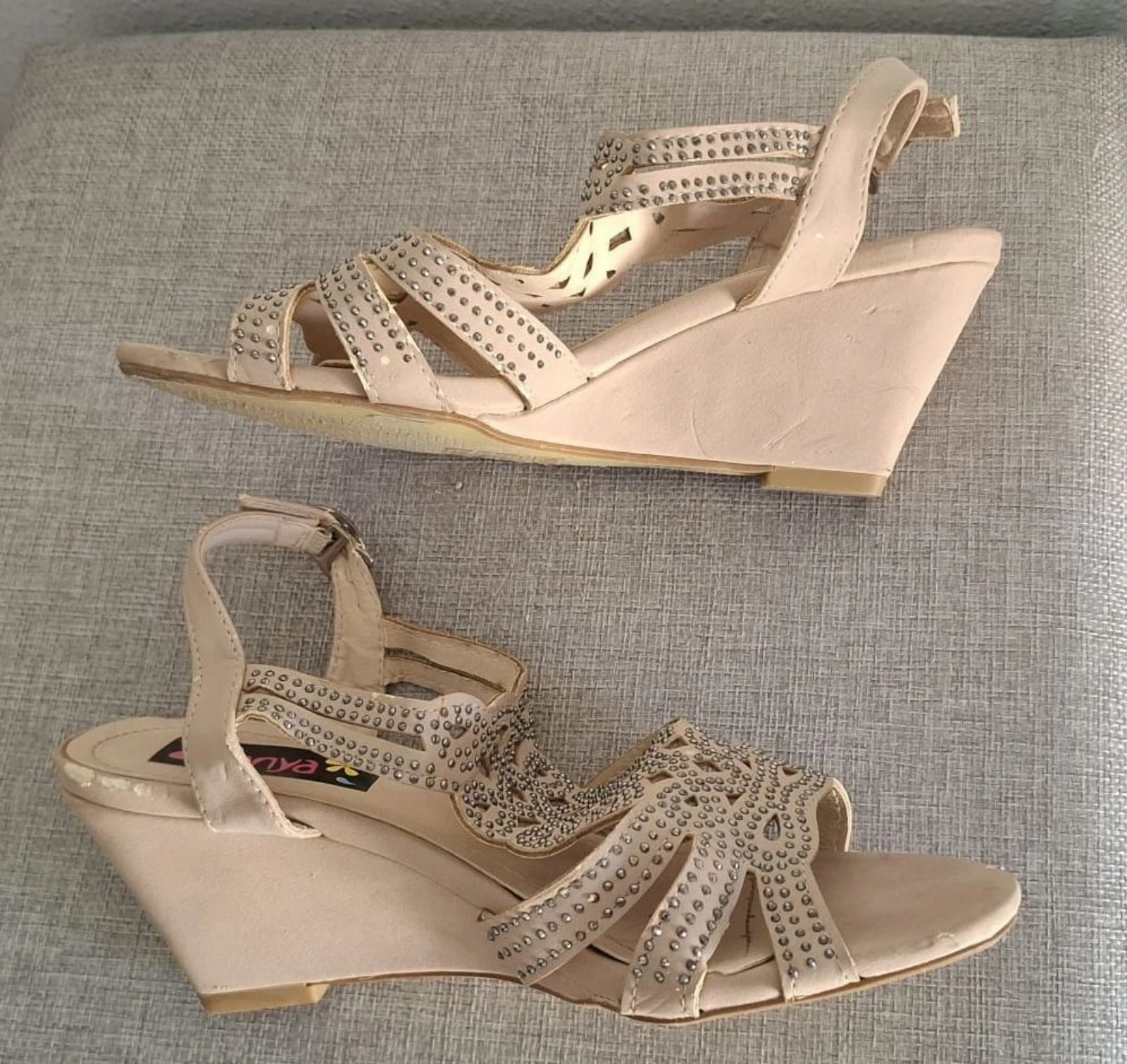 Beige wiggesandalen met strasssteentjes limited edition Y2K – photo 5